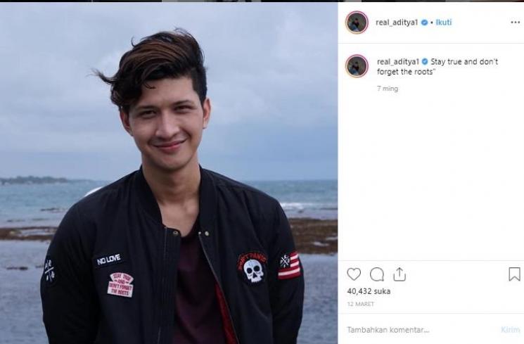 Gaya liburan Aditya Zoni, adik Ammar Zoni. (Instagram/@real_aditya1)