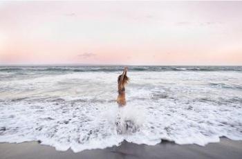 Menantang Ombak, Menikmati Atraksi Matahari di Pantai Seseh Bali