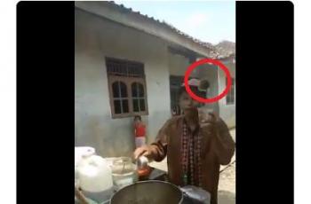 Atraksi keren penjual es cincau ini bikin netizen melongo. (Twitter/@tubirfess)