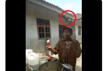 Atraksi keren penjual es cincau ini bikin netizen melongo. (Twitter/@tubirfess)