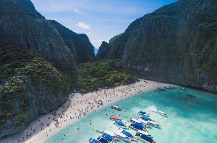 Maya Bay, salah satu destinasi wisata bahari nan elok di Thailand. (Unsplash/Humphrey Muleba)