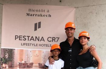 Cristiano Ronaldo dan keluarganya saat memantau proyek hotel terbarunya. (Instagram/@Cristiano)