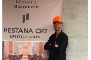 Cristiano Ronaldo saat memantau proyek hotel terbarunya. (Instagram/@Cristiano)