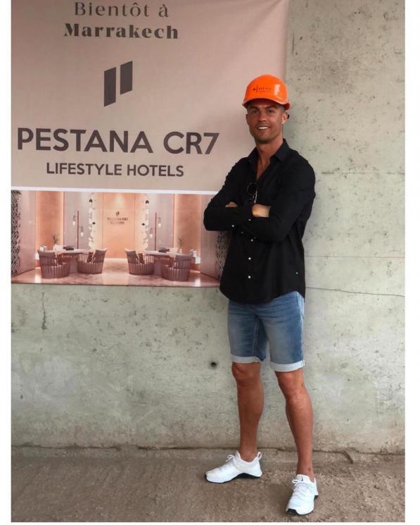 Cristiano Ronaldo saat memantau proyek hotel terbarunya. (Instagram/@Cristiano)