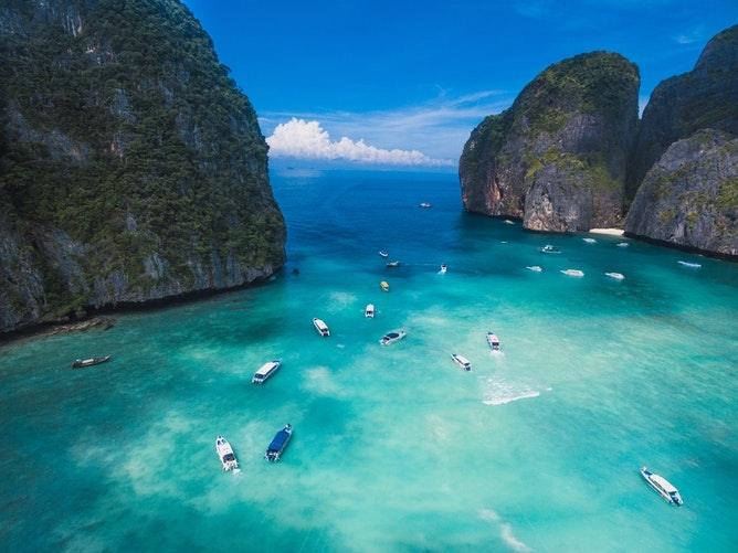 Maya Bay, salah satu destinasi wisata bahari nan elok di Thailand. (Unsplash/Humphrey Muleba)