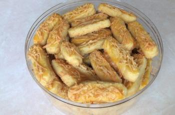 Kue Kering Saat Lebaran (Wikimedia Commons)