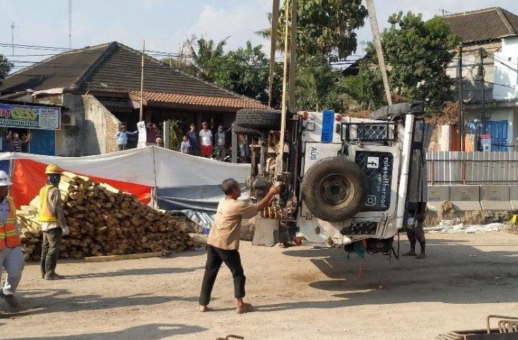 Proses Evakuasi Mobil Land Rover Milik Turis Australia, Michael Rule yang Terperosok di Proyek Underpass Simpang Kentungan, Yogyakarta. (Mobimoto.com/Praba Mustika)