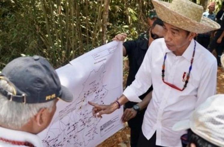 Presiden Joko Widodo saat mengunjungi kawasan di Kabupaten Gunung Mas, Kalimantan Tengah pada Rabu (8/5/2019). (Rusman, Biro Pers-Setpres)