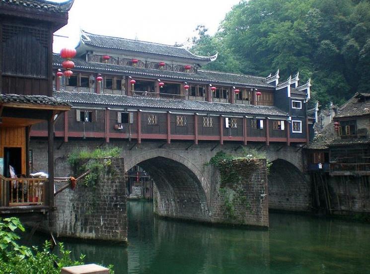 Hongqiao di Fenghuang (Wikimedia Commons Zhangmoon618)