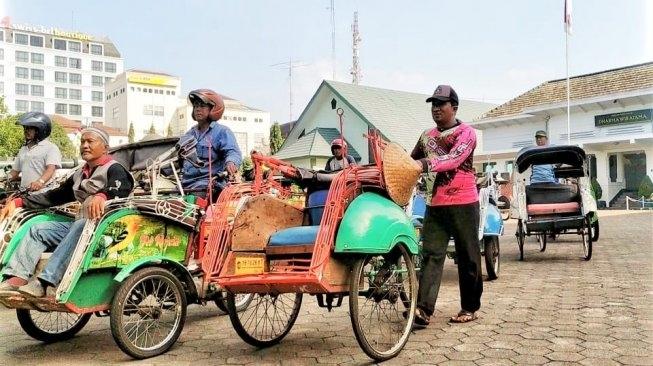 Penarik becak di acara Ojo Lali Sarapan di halaman Museum Pusat TNI AD Dharma Wiratama, Jumat (16/8/2019). [Suara.com/Putu Ayu P]