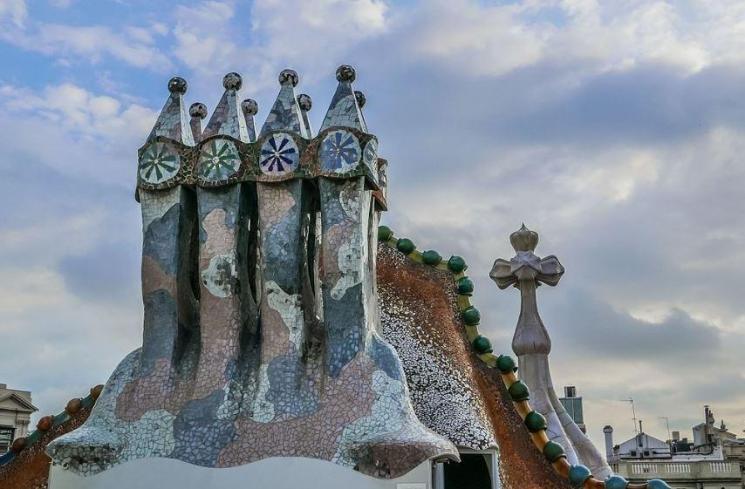 Cerobong asap Casa Batllo (Wikimedia Commons Sara Terrones)