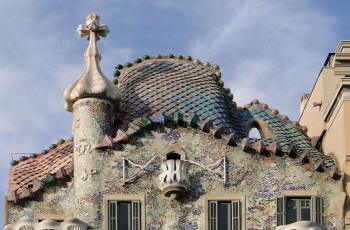 Atap depan Casa Batllo (Wikimedia Commons Bernard Gagnon)