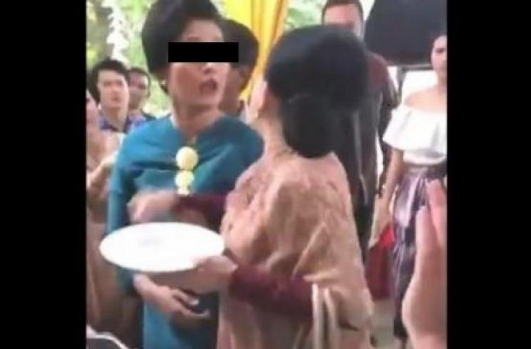 Beredar video ibu berebut rendang saat hajatan. (Twitter)