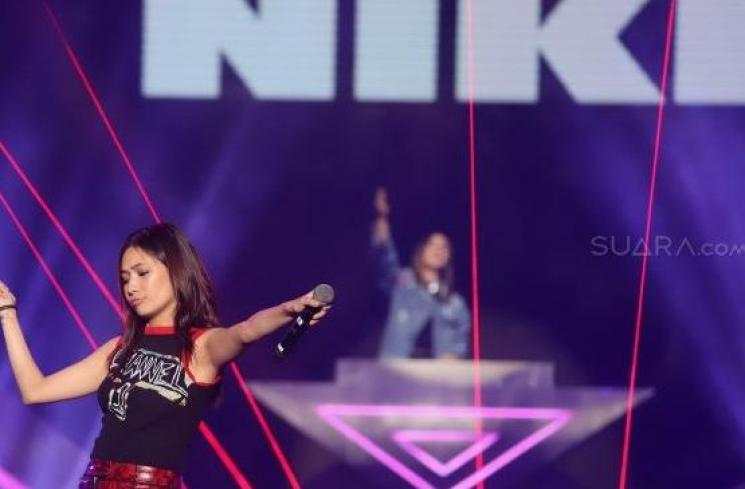 Penyanyi Niki Zefanya meramaikan konser bertajuk ''Smartfren WOW Concert 2019'' di Istora Senayan, Jakarta, Jumat (20/9/2019) (Suara.com/Angga Budhiyanto).