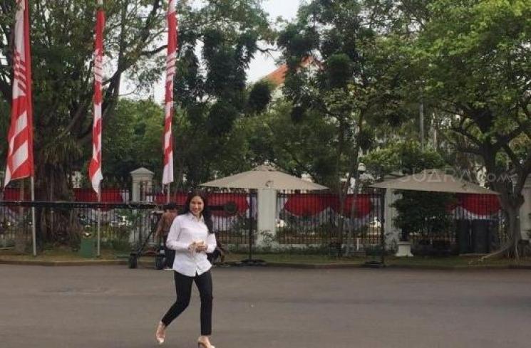 Puteri Bos MNC Grup, Hary Tanoesoedibjo, Angela Herliani Tanoesoedibjo merapat ke Istana jelang pengumuman wakil menteri, Jumat (25/10/2019). (Suara.com/Ummi Saleh)