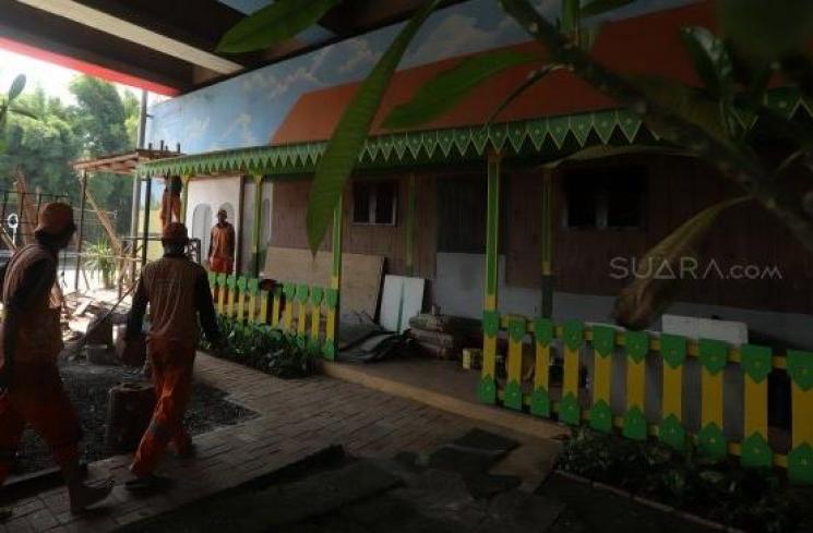 Petugas PPSU menyelesaikan pembangunan Taman Budaya Betawi di Kolong Tol JORR W2 Joglo, Kembangan, Jakarta Barat, Jumat (15/11). [Suara.com/Angga Budhiyanto]