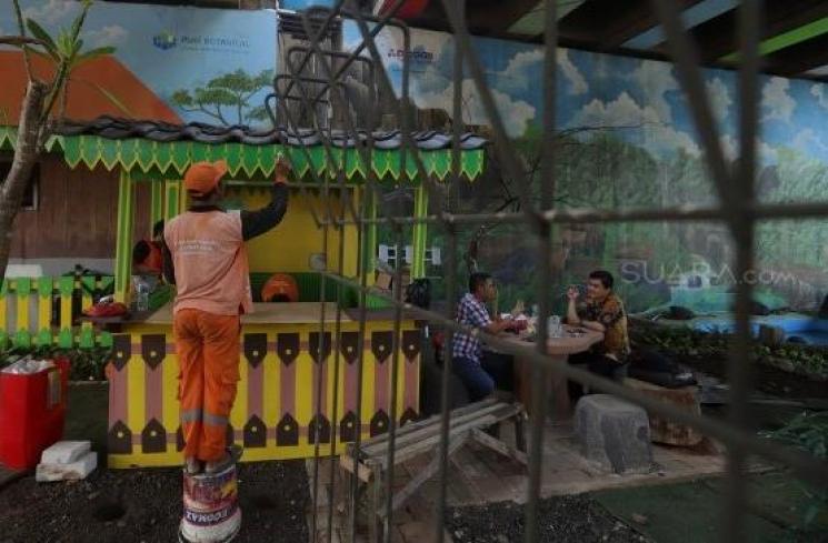 Petugas PPSU menyelesaikan pembangunan Taman Budaya Betawi di Kolong Tol JORR W2 Joglo, Kembangan, Jakarta Barat, Jumat (15/11). [Suara.com/Angga Budhiyanto]