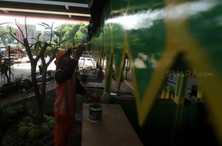 Petugas PPSU menyelesaikan pembangunan Taman Budaya Betawi di Kolong Tol JORR W2 Joglo, Kembangan, Jakarta Barat, Jumat (15/11). [Suara.com/Angga Budhiyanto]