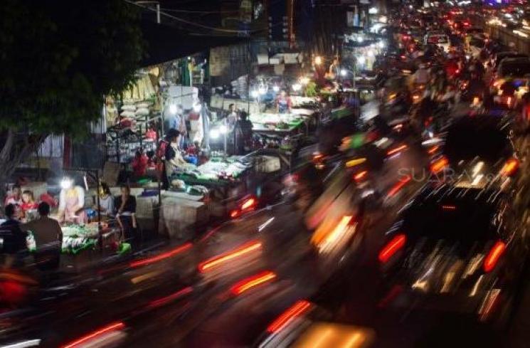 Pedagang ikan menjajakan daganganya untuk berjualan di Jalan Kramat Jati, Jakarta Timur, Senin (2/12). [Suara.com/Alfian Winanto]