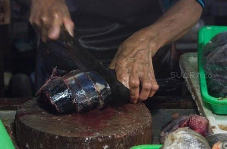 Pedagang ikan menjajakan daganganya untuk berjualan di Jalan Kramat Jati, Jakarta Timur, Senin (2/12). [Suara.com/Alfian Winanto]