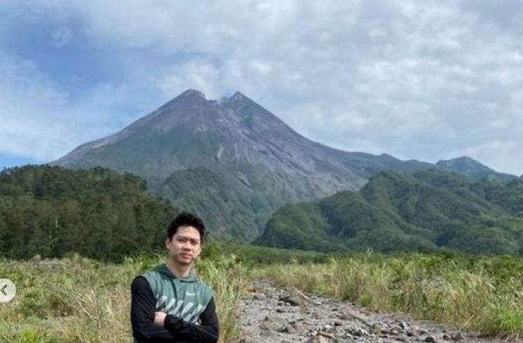 Pebulutangkis ranking satu dunia, Kevin Sanjaya liburan ke Jogja tepatnya di kawasan lereng Merapi. [@kevin_sanjaya / Instagram]