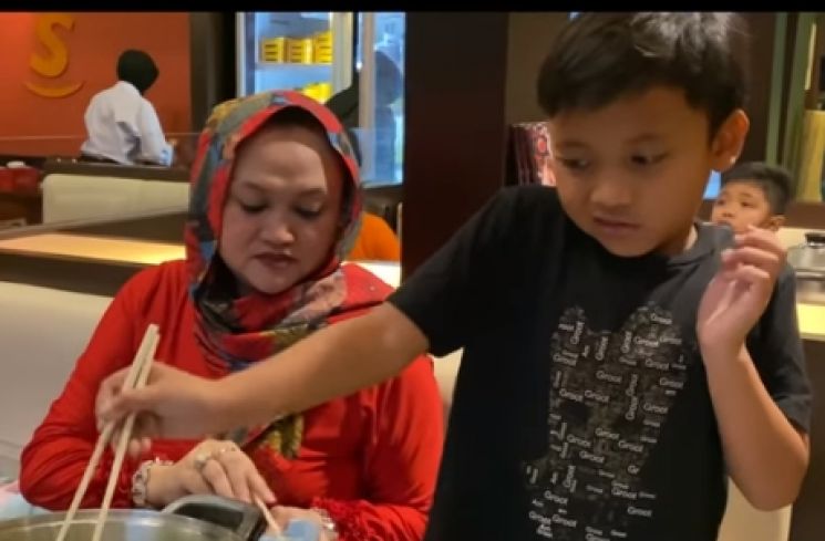 Momen terakhir Lina mantan istri Sule kulineran bersama anak-anaknya. (YouTube/Putri Delina)