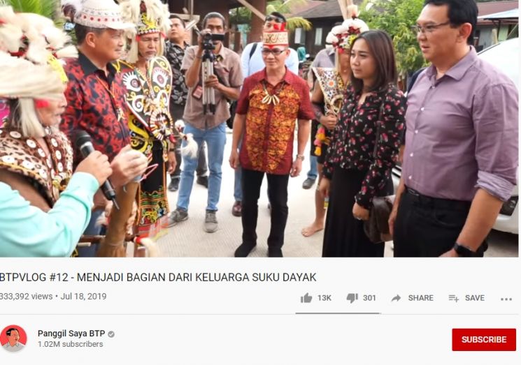 Puput Nastiti Devi dan Ahok dalam prosesi menjadi bagian keluarga suku Dayak . Tangkapan layar (Youtube/Panggil Saya BTP)