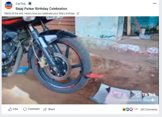 Bucin Maksimal, Pria Ini Beri Kue Ulang Tahun untuk Motor Kesayanganya. (Facebook/CarToq)