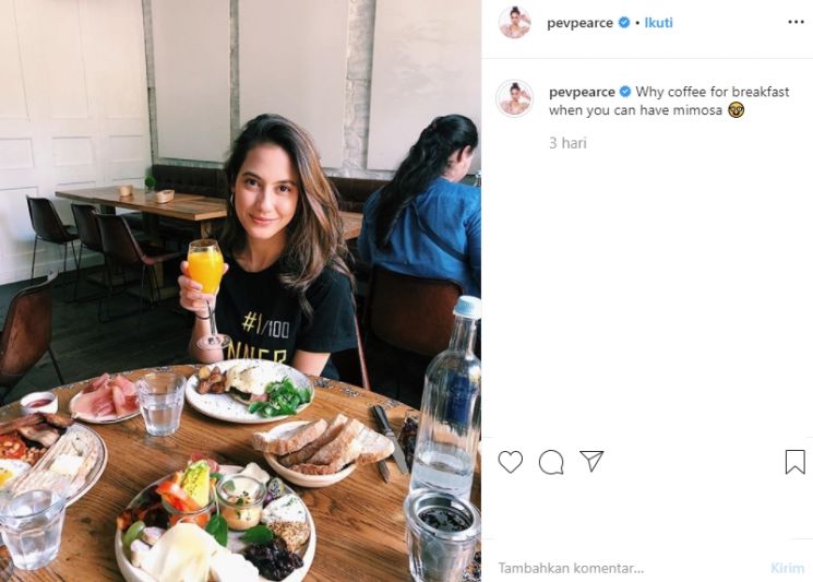 Potret Pevita Pearce sarapan bikin warganet halu. (Instagram/@pevpearce)