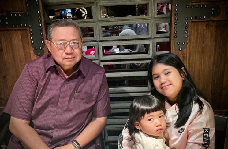 Susilo Bambang Yudhoyono dan cucu. (Instagram/@annisayudhoyono)