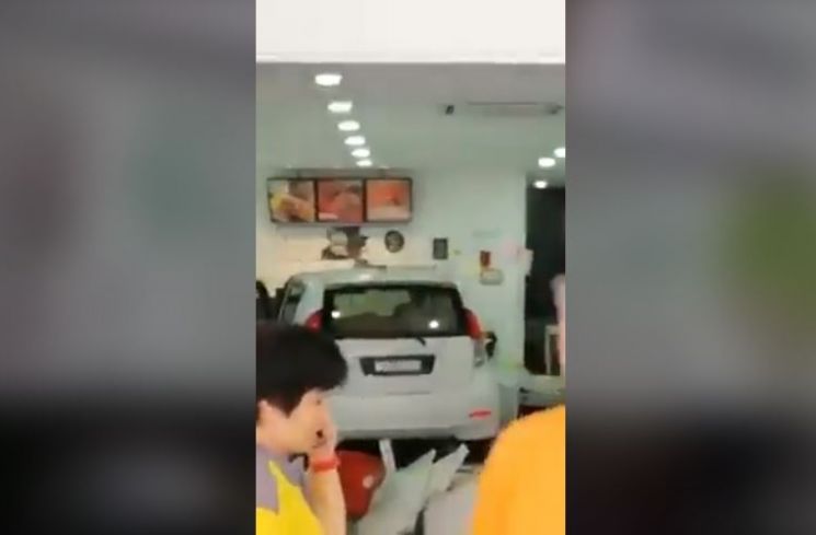 Definisi Drive Thru Sesungguhnya, Mobil Tabrak Restoran Ini Viral (facebook.com/ We are Malaysians)