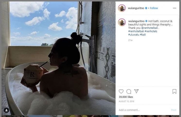 Gaya Seksi Wulan Guritno Saat Liburan (instagram.com/wulanguritno)