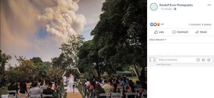 Viral Pasangan Menikah Saat Gunung Taal Erupsi (facebook.com/Randolf Evan Photography)