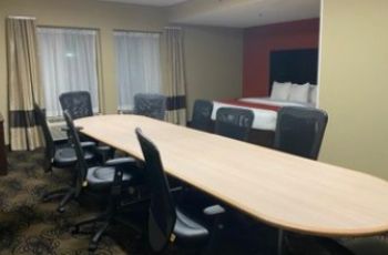 Kocak, Penampakan Ruang Rapat di Dalam Kamar Hotel Ini Bikin Bingung Netizen. (Twitter/@eorincarrigan)
