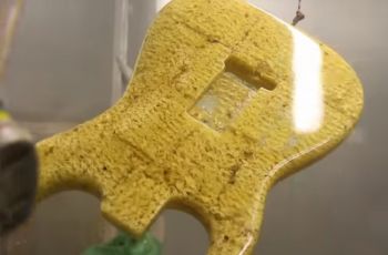Pria ini sulap mi instan jadi gitar. (YouTube/Art Mayer)