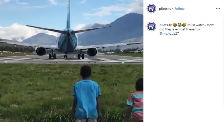 Nggak Ada Takut-takutnya! Disembur Mesin Jet Pesawat, Bocah Ini Malah Girang. (instagram.com/pilots.tv)