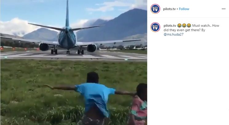 Nggak Ada Takut-takutnya! Disembur Mesin Jet Pesawat, Bocah Ini Malah Girang. (instagram.com/pilots.tv)