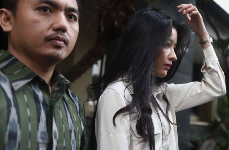 Pramugari Garuda Indonesia Siwi Widi Purwanti usai menjalani pemeriksaan di Polda Metro Jaya, Jakarta, Senin (20/1). [Suara.com/Angga Budhiyanto]