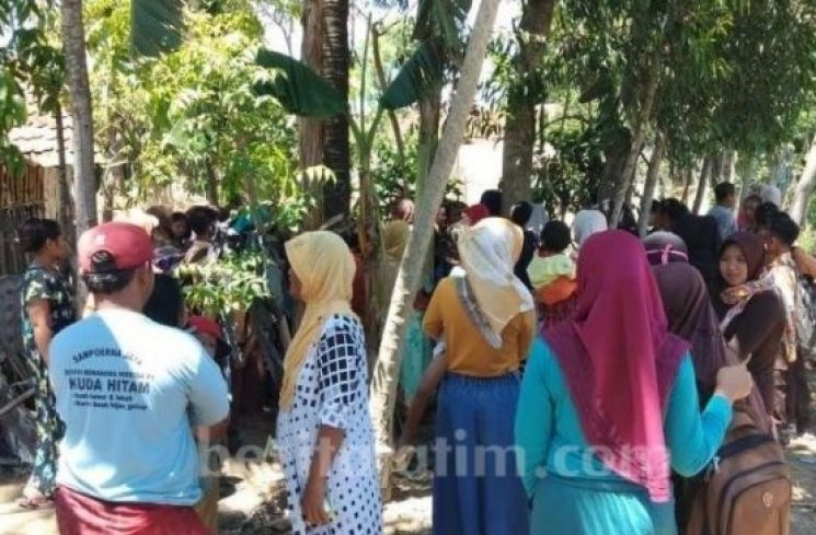 Ratusan warga saat mendatangi pohon akasia yang mengeluarkan tangisan di Jember. (beritajatim).