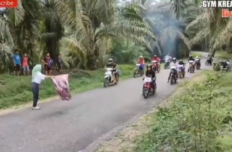 Parodi balap MotoGP di Indonesia (Twitter.com/cewek_Rumahan)