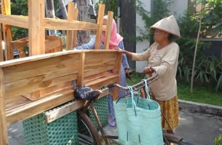 Nenek Jajakan Meja Kayu Keliling Solo Naik Sepeda, Yuk Dilarisi Dagangannya Lur. (instagram.com/_infocegatansolo)