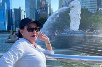 Liburan ke Singapura, Gaya Mpok Atiek Bikin Netizen Gagal Fokus
