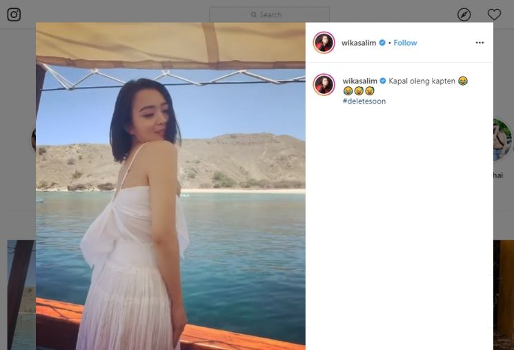 Wika Salim joget-joget di atas kapal. (instagram.com/wikasalim)