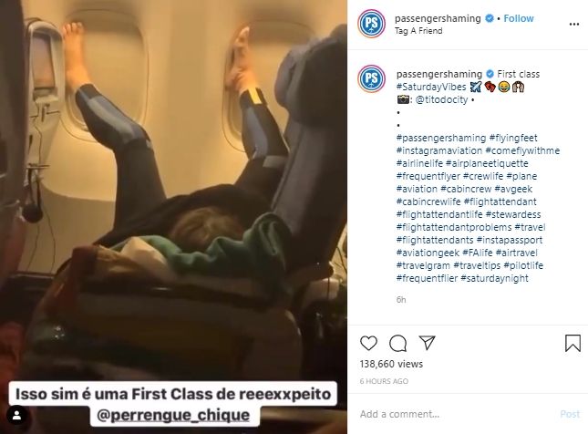 Posisi Tidur Kelewat Rileks di Pesawat. (instagram.com/passengersshaming)