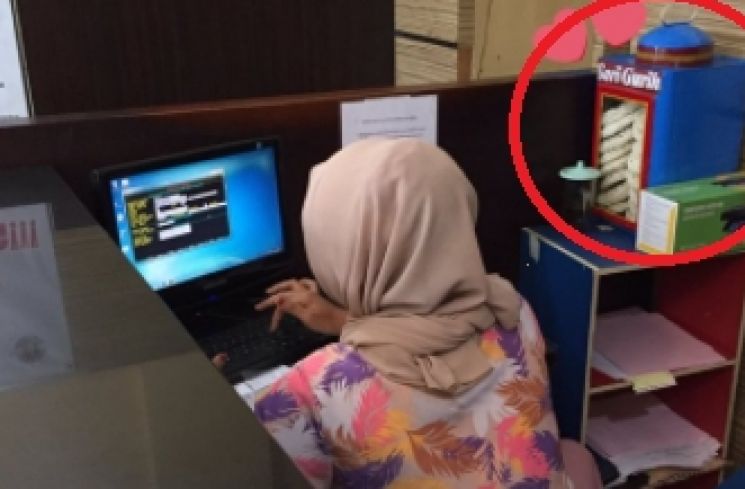 Terlalu Bucin, Wanita Ini Bawa Kerupuk Kaleng ke Kantor. (Twitter/@FOODFESS2)