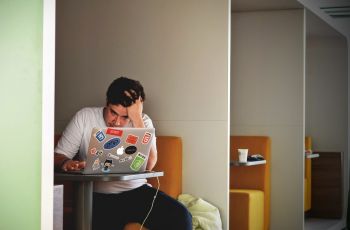 Mojok Banget, Kursi Khusus Sendiri di Kafe Ini Bikin Netizen Ngelus Dada