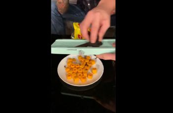 Chef Arnold Makan Snack Topping Jamur, Netizen: Penistaan Ciki Seribuan!