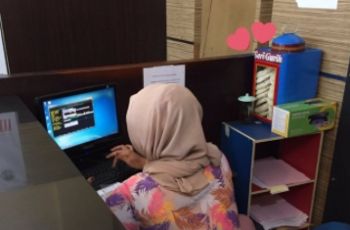 Terlalu Bucin, Wanita Ini Bawa Kerupuk Kaleng ke Kantor. (Twitter/@FOODFESS2)