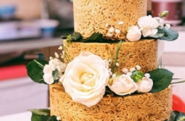 Kue pengantin dari mi instan. (Instagram/@tot.aw)