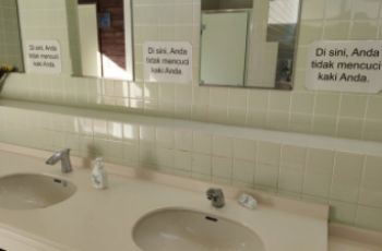 Aturan dilarang cuci kaki di wastafel toilet Jepang. (Twitter/@Imanlagi)